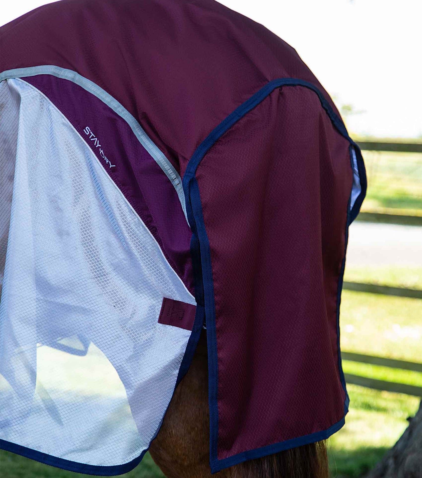 PE BUSTER STAY-DRY SUPER LITE FLY
RUG WITH SURCINGLES